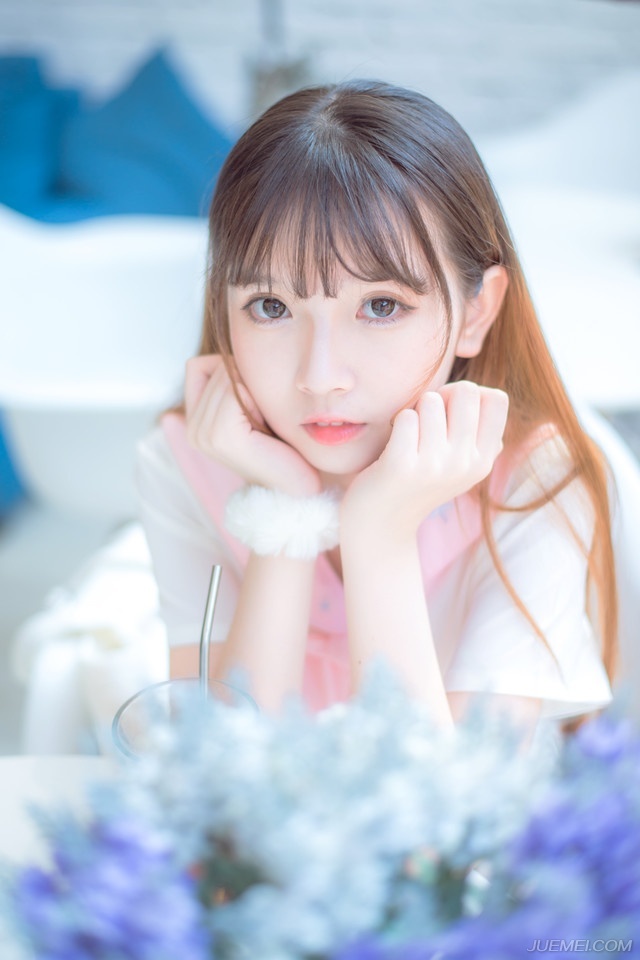 战士的意志要象礁石一样坚定，战士的性格要象和风一样温柔。